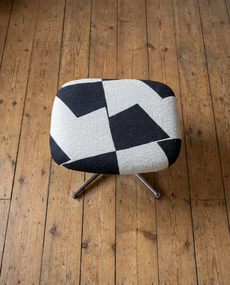 Repose-pieds vintage entièrement regarni – pièce unique Machao