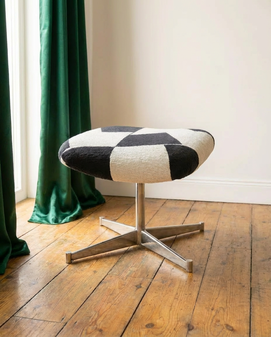 Repose-pieds vintage entièrement regarni – pièce unique Machao