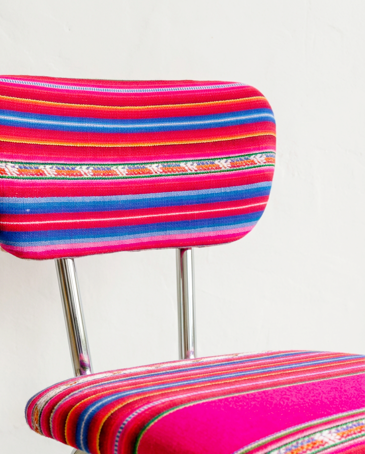Chaise vintage restaurée - tissu aguayo bolivien