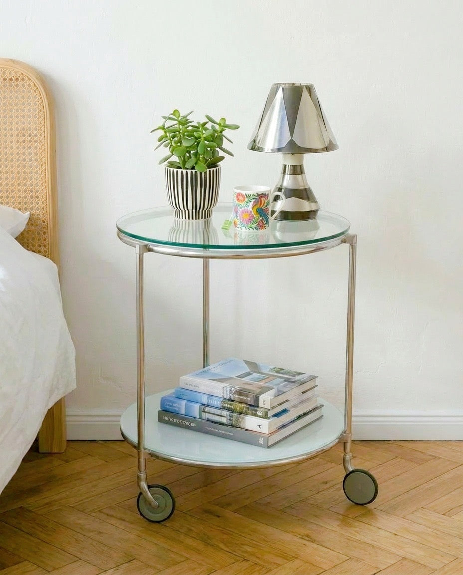 Desserte ronde / table d’appoint ou de lit — design Ehlen Johansson